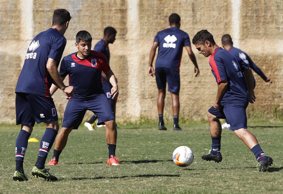O volante Lucas Otávio está garantido pelo técnico Claudinei Oliveira e reestreia pelo Paraná contra o Foz. | Aniele Nascimento/Gazeta do Povo