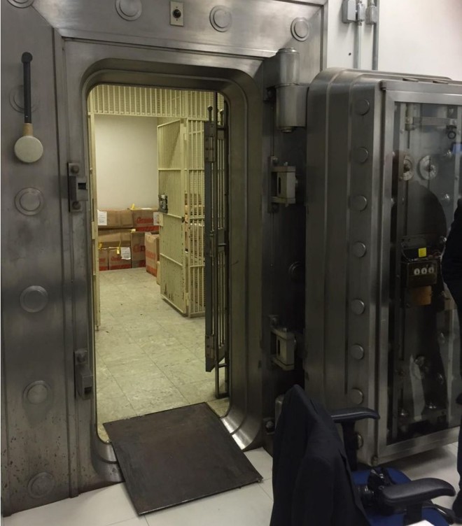 Porta do cofre examinado pela PF |