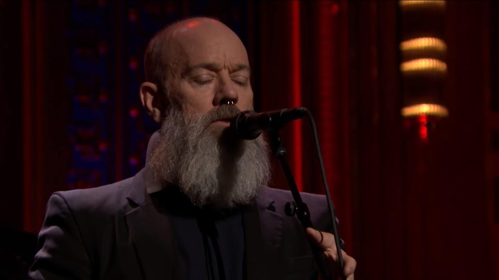 Michael Stipe, ex-vocalista do REM e um dos convidados do tributo. | /Reprodução