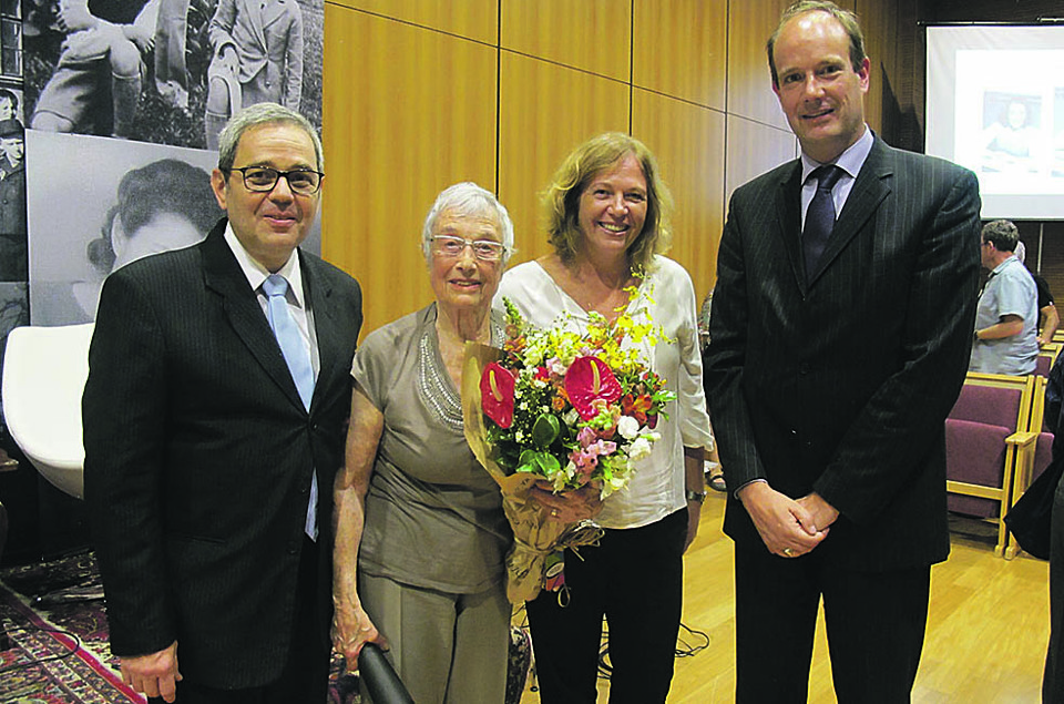 A sobrevivente do Holocausto Nanette Blitz Konig com o presidente da Comunidade Israelita do Paraná, Charles London (à esq.), Denise Weishof, coordenadora do Museu do Holocausto de Curitiba, e o cônsul da Holanda, Robert Ruijter, no Centro Israelita do Paraná, onde deu palestra na quarta-feira. | Danielle Sommer