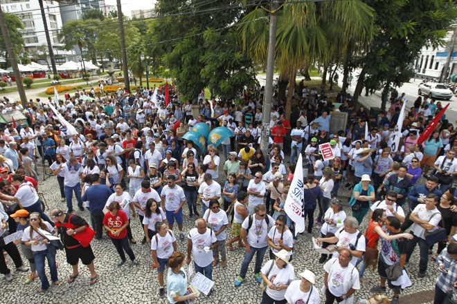 Protesto da APP Sindicato na praça Santos Andrade contra o governador Beto Richa e os descasos contra o governo da presidente Dilma, em Curitiba 17/03/2016. - Foto: Antônio More | Antônio More/Gazeta do Povo