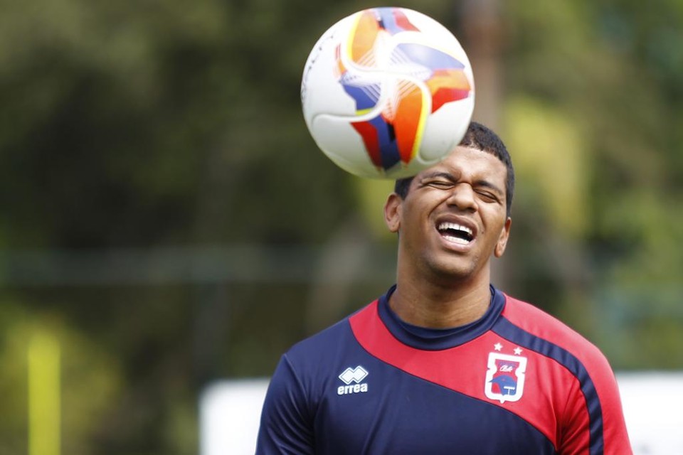 O atacante Toni não convenceu como substituto do artilheiro Lúcio Flávio, machucado. | Jonathan Campos/Gazeta do Povo