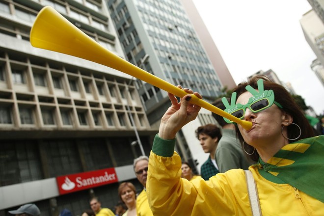 Manifestante faz barulho no Centro de Curitiba | Marcelo Andrade/Gazeta do Povo