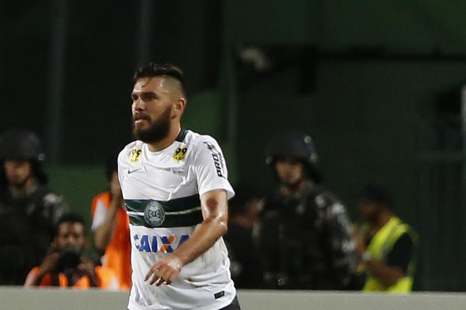 Paraguaio Ortega garante que sofreu pênalti. | Henry Milleo/Gazeta