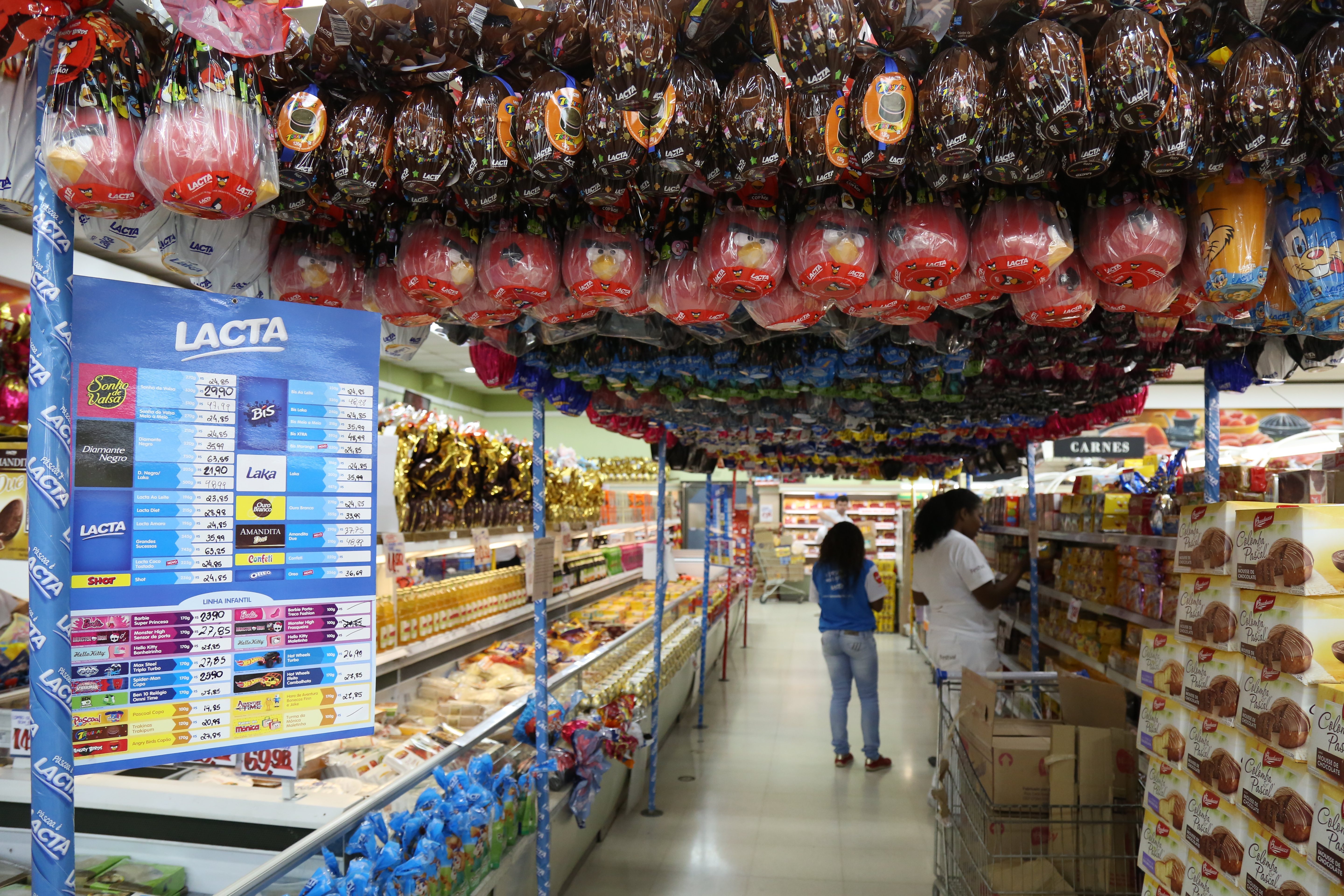 Ovos de Páscoa em supermercado: alta de preço compensará a queda nas vendas. | Ivonaldo Alexandre/Gazeta do Povo