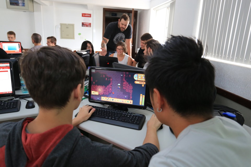 Estudantes do curso de Aplicativos em Jogos Digitais da Universidade Positivo: gostar de jogar não basta para ser um bom desenvolvedor de games. | Ivonaldo Alexandre/Gazeta do Povo