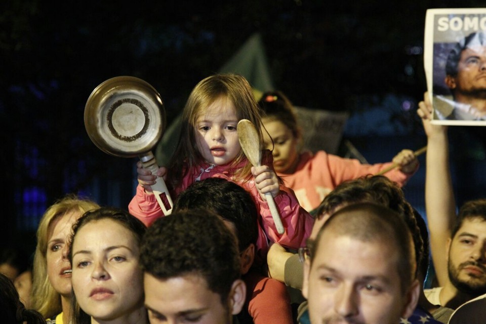 Menina bate panela em frente à Justiça Federal, em Curitiba | Daniel Castellano/Gazeta do Povo