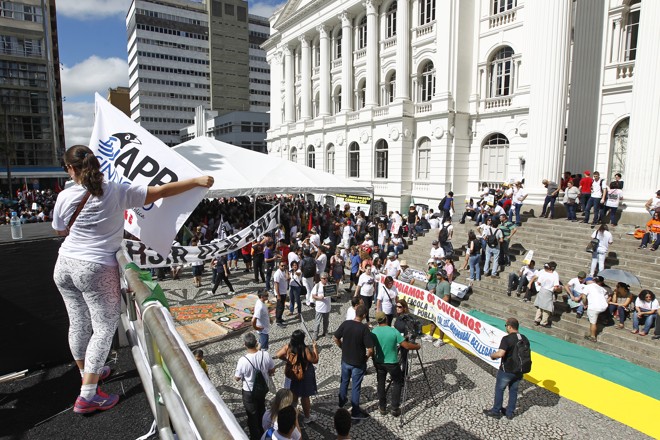 Protesto da APP Sindicato na praça Santos Andrade contra o governador Beto Richa e os descasos contra o governo da presidente Dilma, em Curitiba 17/03/2016. - Foto: Antônio More | Antônio More/Gazeta do Povo