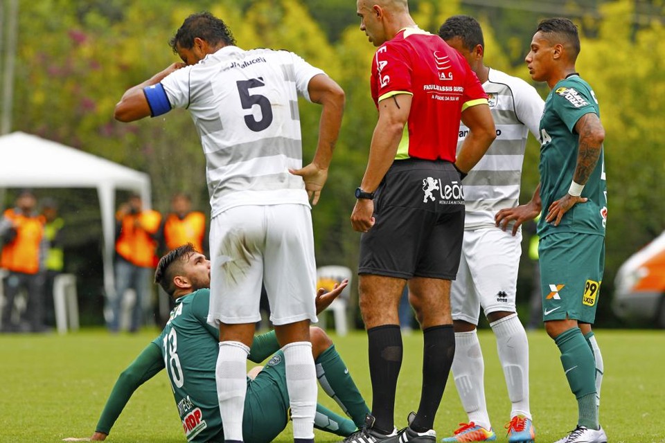 O árbitro José Mendonça da Silva aguarda Ortega levantar do chão para expulsá-lo de campo no Ecoestádio. | Antônio More/Gazeta do Povo