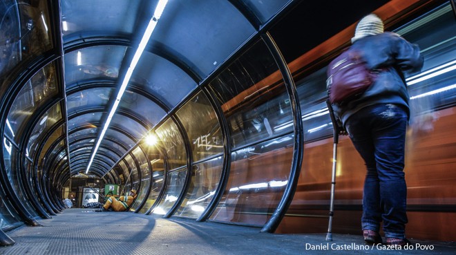 Noites em Curitiba, tubo do transporte coletivo da Praça Carlos Gomes - Foto: Daniel Castellano / Gazeta do Povo | 