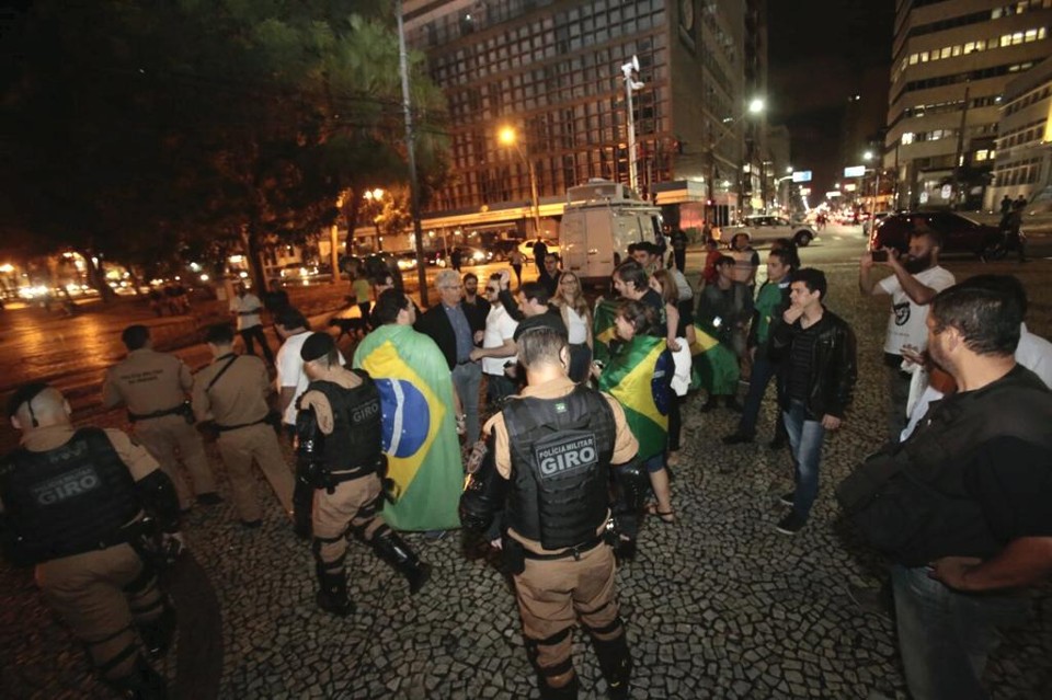 Policiais precisaram retirar manifestantes contra a presidente Dilma para evitar mais confusões. | Pedro Serapio/Gazeta do Povo