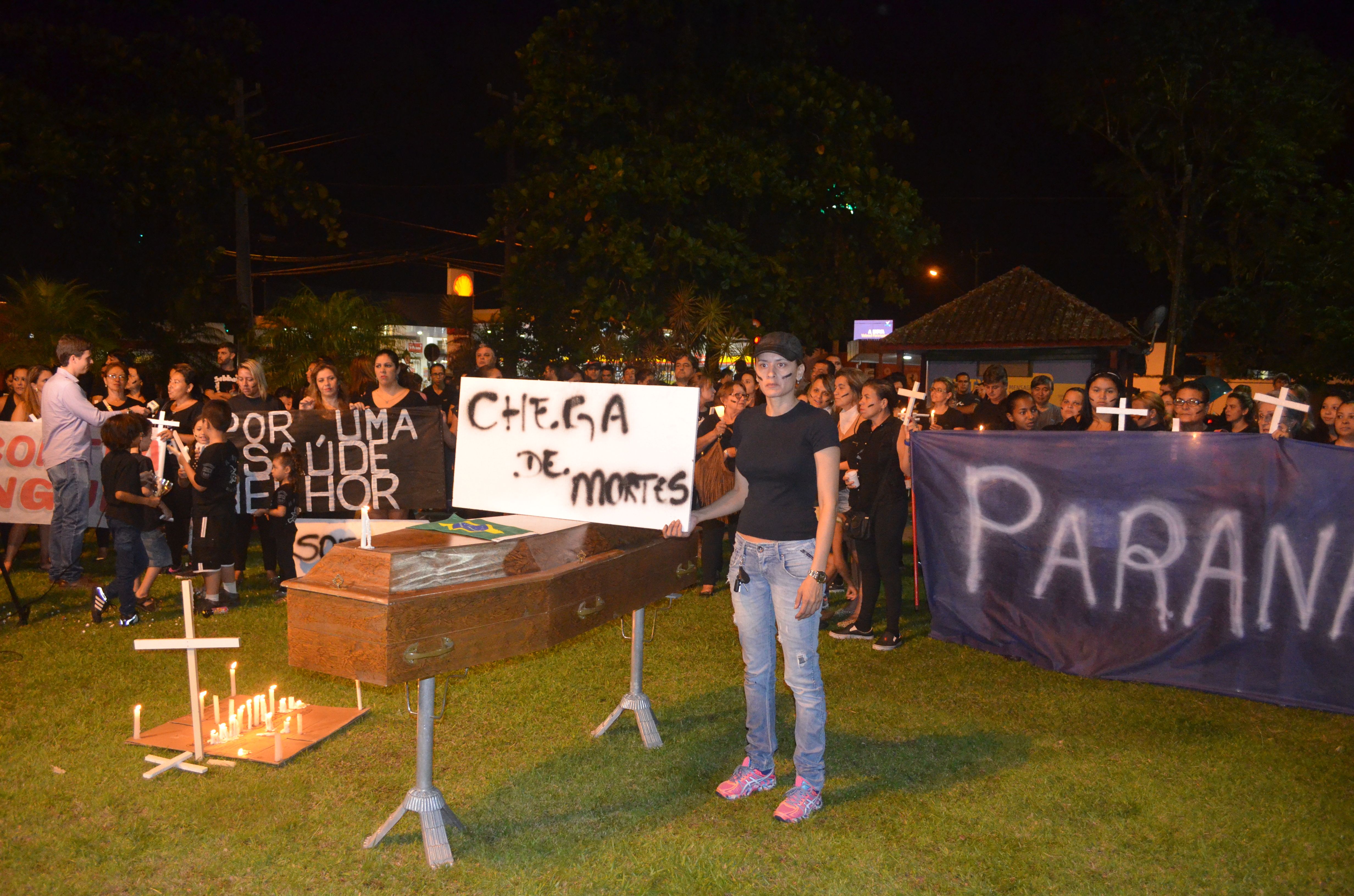 Moradores de Paranaguá protestam contra a situação da dengue na cidade | Débora Mariotto Alves/Gazeta do Povo