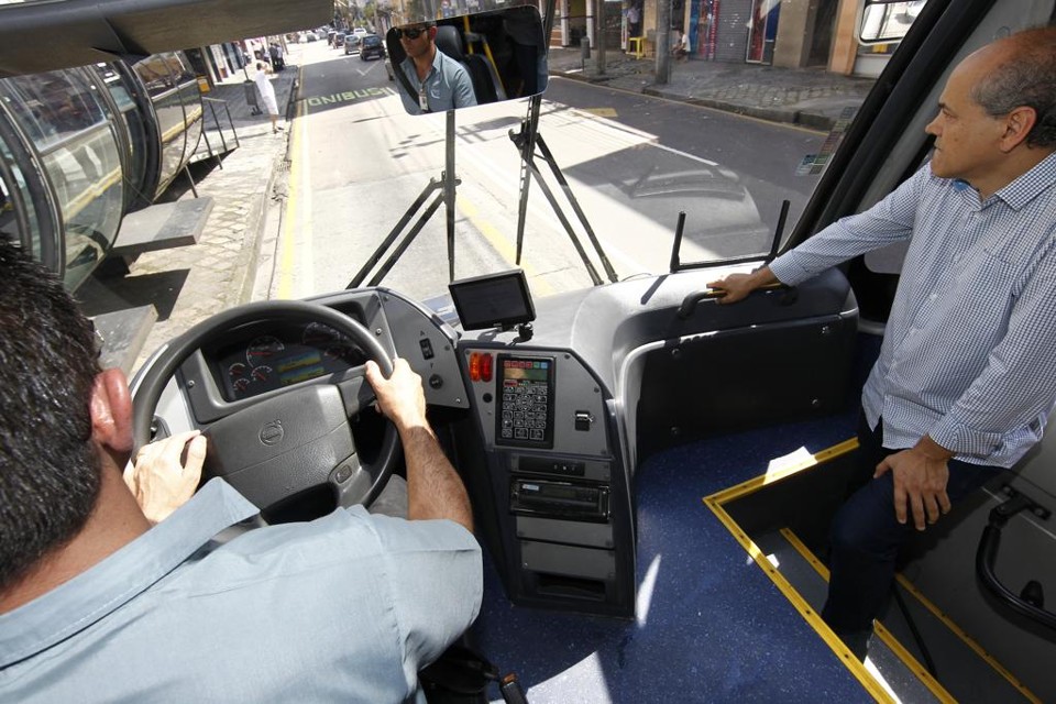 O prefeito Gustavo Fruet participou do lançamento da nova faixa exclusiva para ônibus | Aniele Nascimento/Gazeta do Povo
