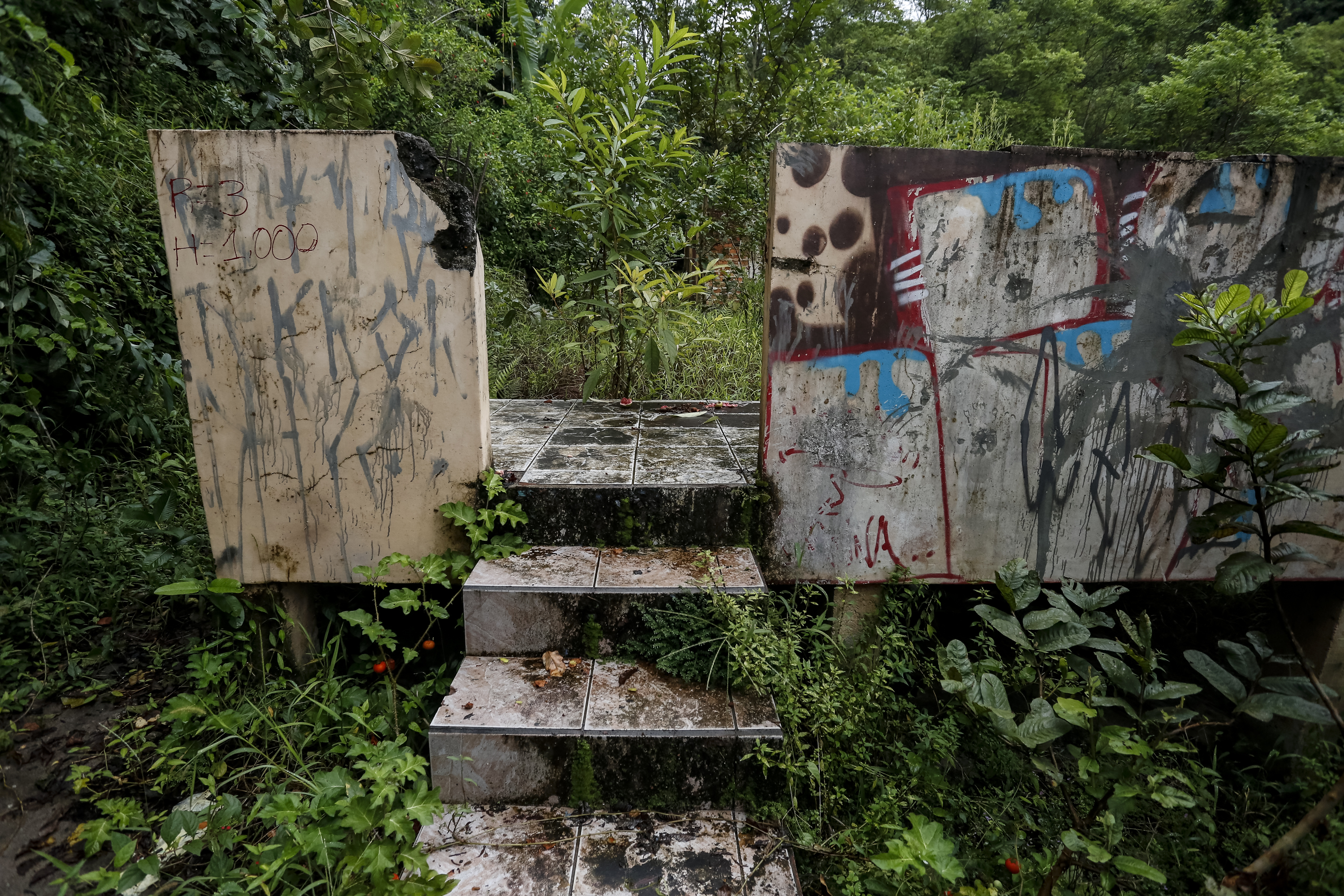 Em Antonina, restam as ruínas das casas abandonadas porque ofereciam riscos aos moradores | Henry Milleo/Gazeta do Povo