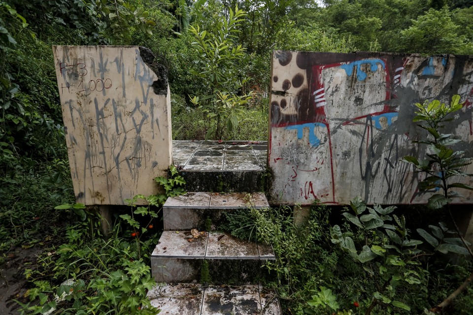Em Antonina, restam as ruínas das casas abandonadas porque ofereciam riscos aos moradores | Henry Milleo/Gazeta do Povo
