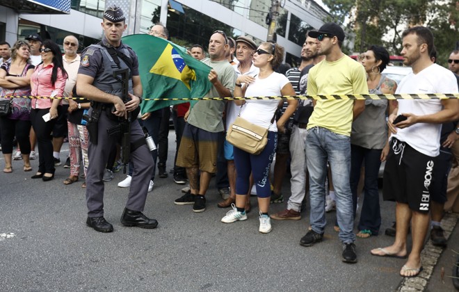 Aglomeração de suporte ao ex-presidente Lula em frente à casa de São Bernardo do Campo (SP), que já foi investigada pela Polícia Federal. Foto: | Miguel Schincariol/AFP
