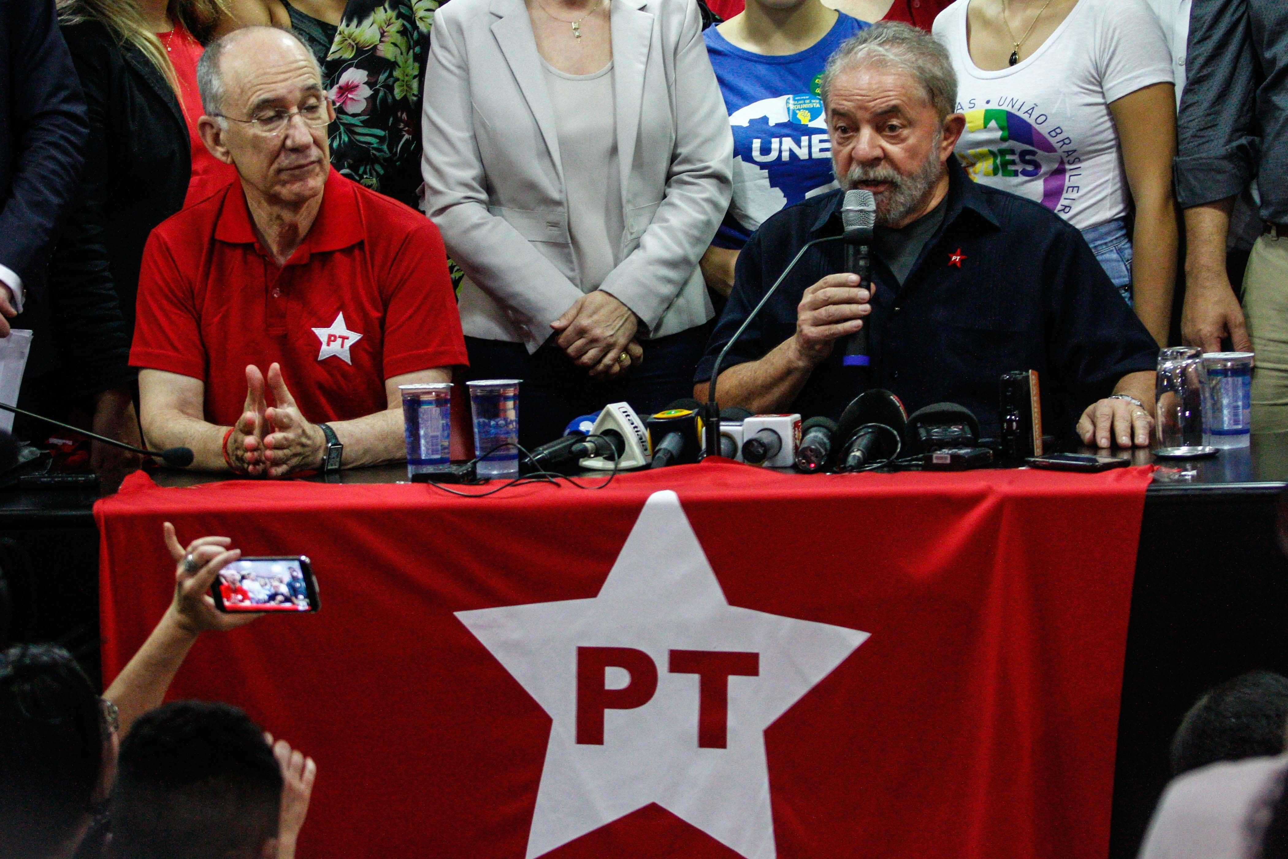 Rui Falcão (esq.): “A decisão é dele, pessoal. Minha opinião é que ele deveria ir”. | Ale Vianna/Eleven/Folhapress