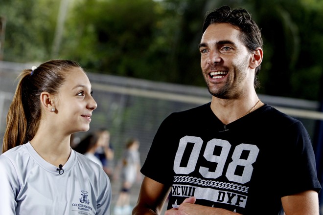 O ex-jogador de vôlei Giba no treino de vôlei da filha Nicoll no Colégio Marista Paranaense. | Antônio More/Gazeta do Povo