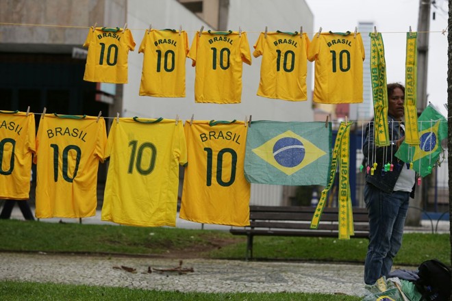 Curitiba: ambulantes se preparam para zerar o estoque da Copa durante a manifestação deste domingo | Giuliano Gomes/Gazeta do Povo