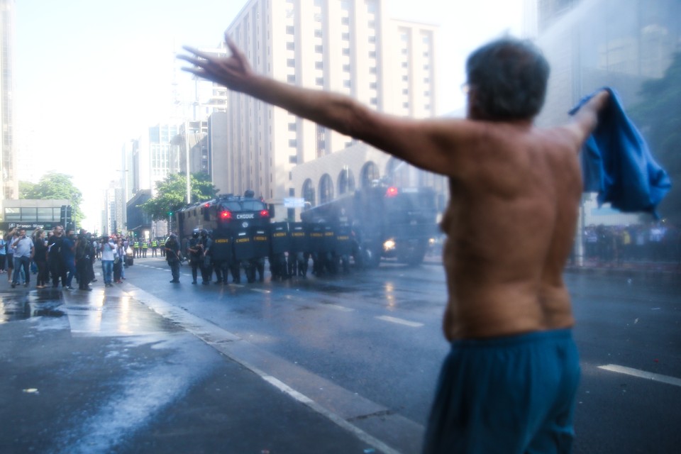 Em São Paulo, desocupação da Avenida Paulista nesta sexta pela manhã teve confronto de manifestantes anti-Dilma com a PM. | Zanone Fraissat/Folhapress