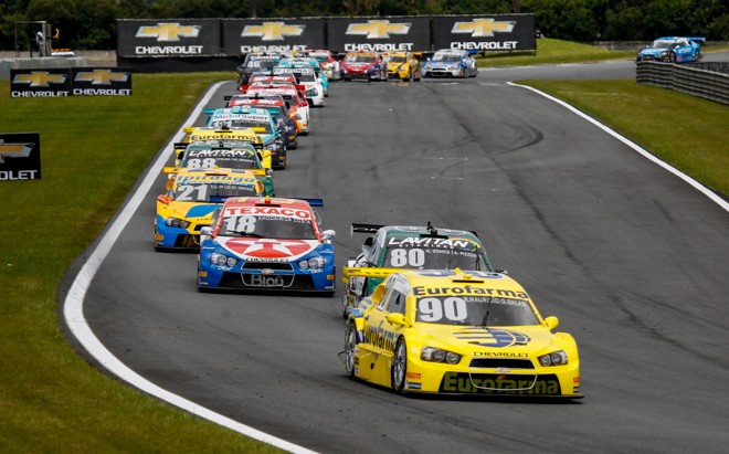 Corrida da primeira etapa da Stock Car aconteceu na manhã deste domingo (6) no autódromo de Pinhais. | Daniel Castellano/Gazeta do Povo
