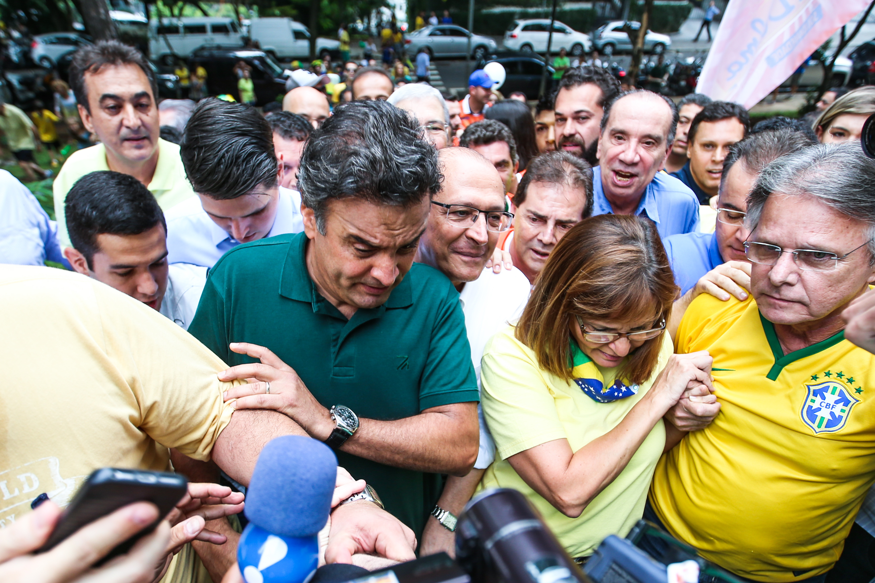 Aécio em momento em que era hostilizado pelos manifestantes. | Bruno Poletti/Folhapress
