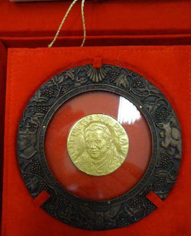 Medalha de ouro que remete ao Papa Bento XVI |