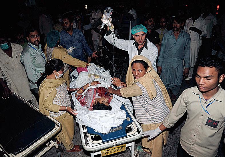 Moradores das proximidades relataram uma enorme explosão. | ARIF ALI/AFP