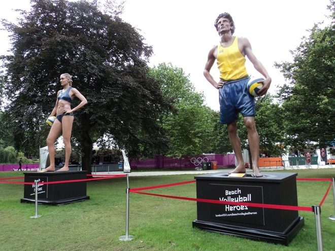 Estátuas da americana Kerri Walsh e do paranaense Emanuel em frente ao local de prova do vôlei de praia na Olimpíada Londres-2012. | Marcos Xavier Vicente/Gazeta do Povo