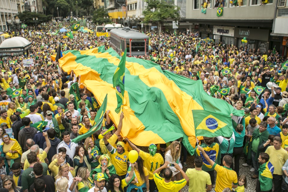 Curitibanos no protesto do domingo (13). | Marcelo Andrade/Gazeta do Povo