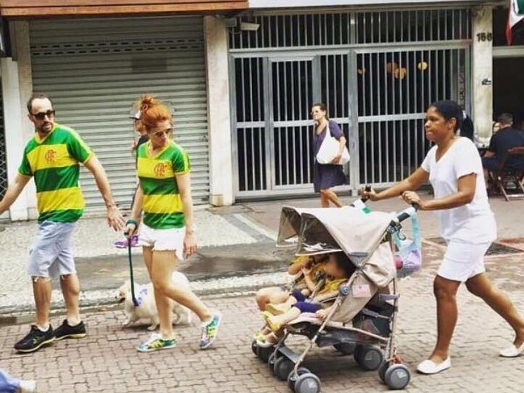 A família Pracownik protestando, acompanhado da babá. | Reprodução/Facebook