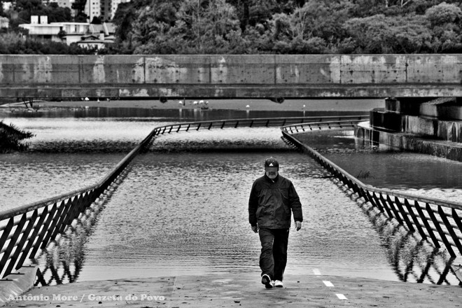 Andando em meio ao alagamento da pista do Parque Barigüi - Foto: Antônio More / Gazeta do Povo | 