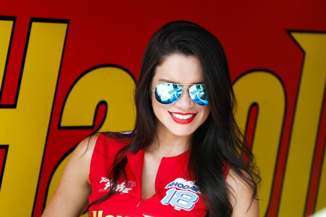 Grid girls marcaram presença no autódromo de Pinhais neste domi ngo (6) durante a primeira etapa da Stock Car. | Daniel Castellano/Gazeta do Povo