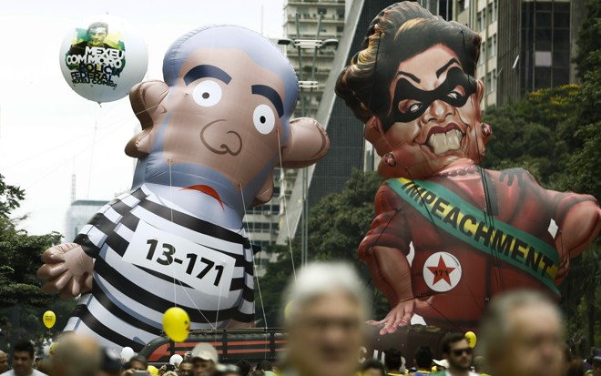 Bonecos infláveis gigantes da presidente Dilma e de Lula, caracterizados como “bandidos”, apareceram na Avenida Paulista | Miguel Schincariol/AFP