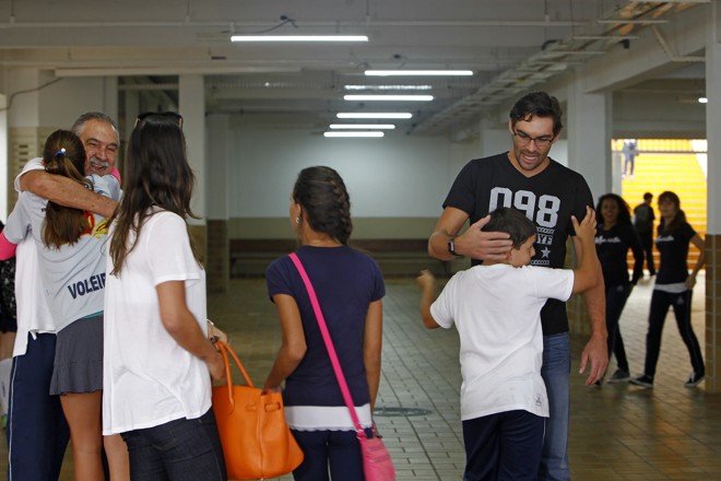 O ex-jogador de vôlei Giba no treino de vôlei da filha Nicoll no Colégio Marista Paranaense. | Antônio More/Gazeta do Povo