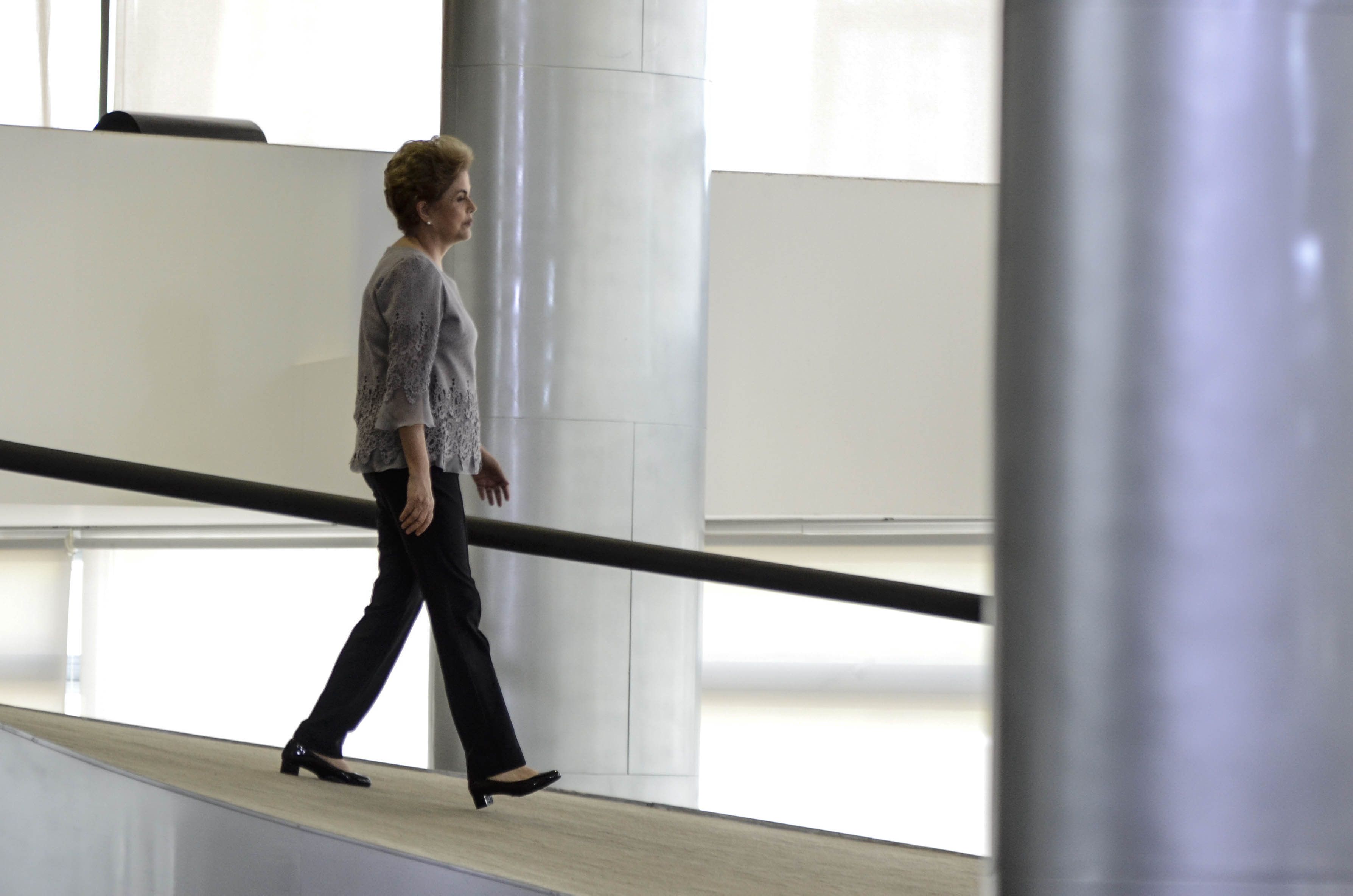 Dilma: cada vez mais isolada e pressionada por vários lados. | Ricardo Botelho/Brazil Photo Press/Folhapress