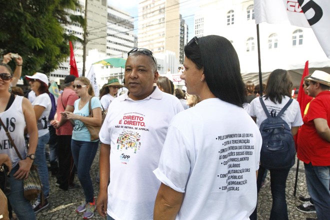 Protesto da APP Sindicato na praça Santos Andrade contra o governador Beto Richa e os descasos contra o governo da presidente Dilma, em Curitiba 17/03/2016. - Foto: Antônio More | Antônio More/Gazeta do Povo