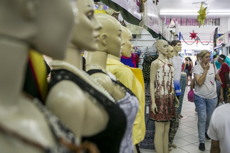 Especialistas apontam que a abertura de novas lojas será em ritmo pequeno em 2016. | Marcelo Andrade/Gazeta do Povo/Arquivo