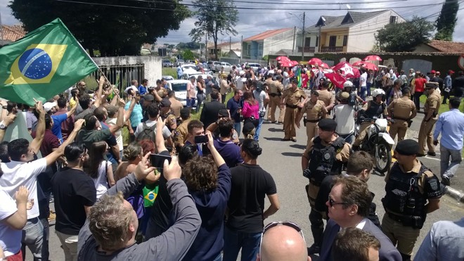 Manifestantes contra e a favor do ex-presidente Lula protestam na frente da sede da Polícia Federal em Curitiba. | Antônio More/Gazeta do Povo