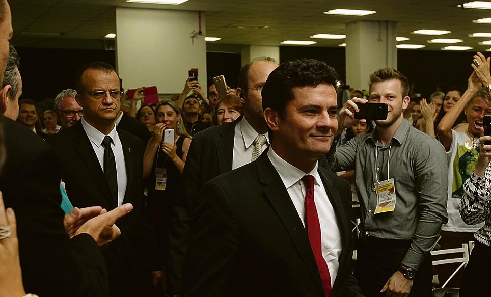O juiz Sergio Moro no momento em que entrou no Centro de Convenções da Fiep, na noite de quinta-feira, para dar a palestra de encerramento do 2º Fórum Transparência e Competitividade. | Gelson Bampi