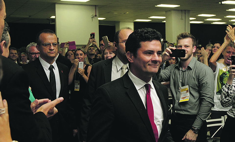 O juiz Sergio Moro no momento em que entrou no Centro de Convenções da Fiep, na noite de quinta-feira, para dar a palestra de encerramento do 2º Fórum Transparência e Competitividade. | Gelson Bampi
