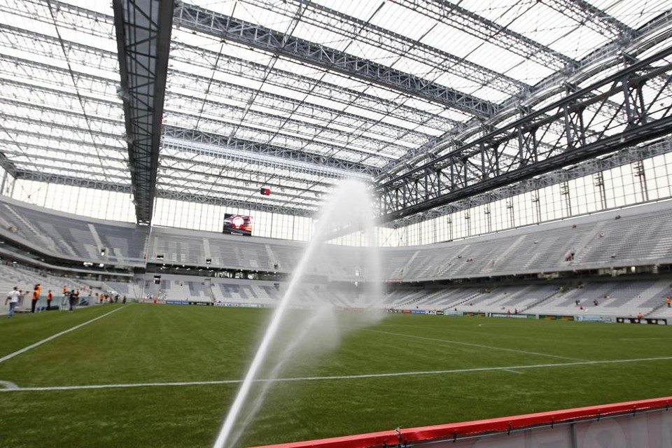 Irrigação da grama sintética na Arena. | Antônio More/Gazeta do Povo