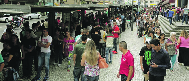 Fila para conseguir atendimento em feira do emprego, na Praça Rui Barbosa | Giuliano Gomes/Gazeta do Povo