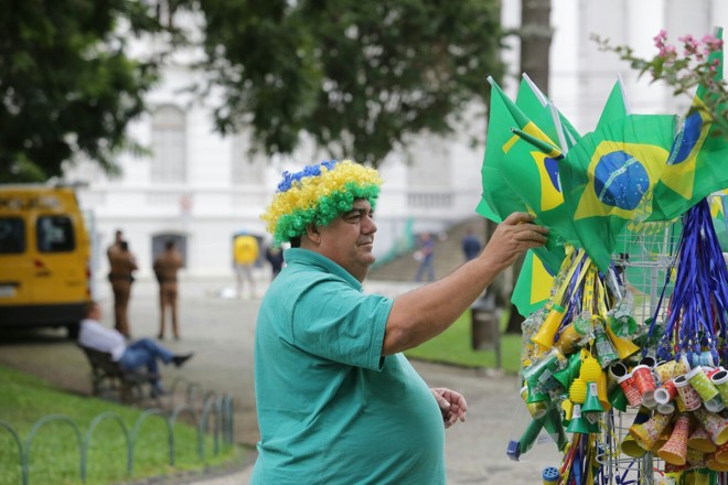 Protesto em Curitiba está marcado para o início da tarde, já havia policiais e ambulantes prontos para o ato na manhã deste domingo | Giuliano Gomes/Gazeta do Povo