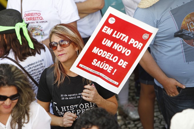 Protesto da APP Sindicato na praça Santos Andrade contra o governador Beto Richa e os descasos contra o governo da presidente Dilma, em Curitiba 17/03/2016. - Foto: Antônio More | Antônio More/Gazeta do Povo
