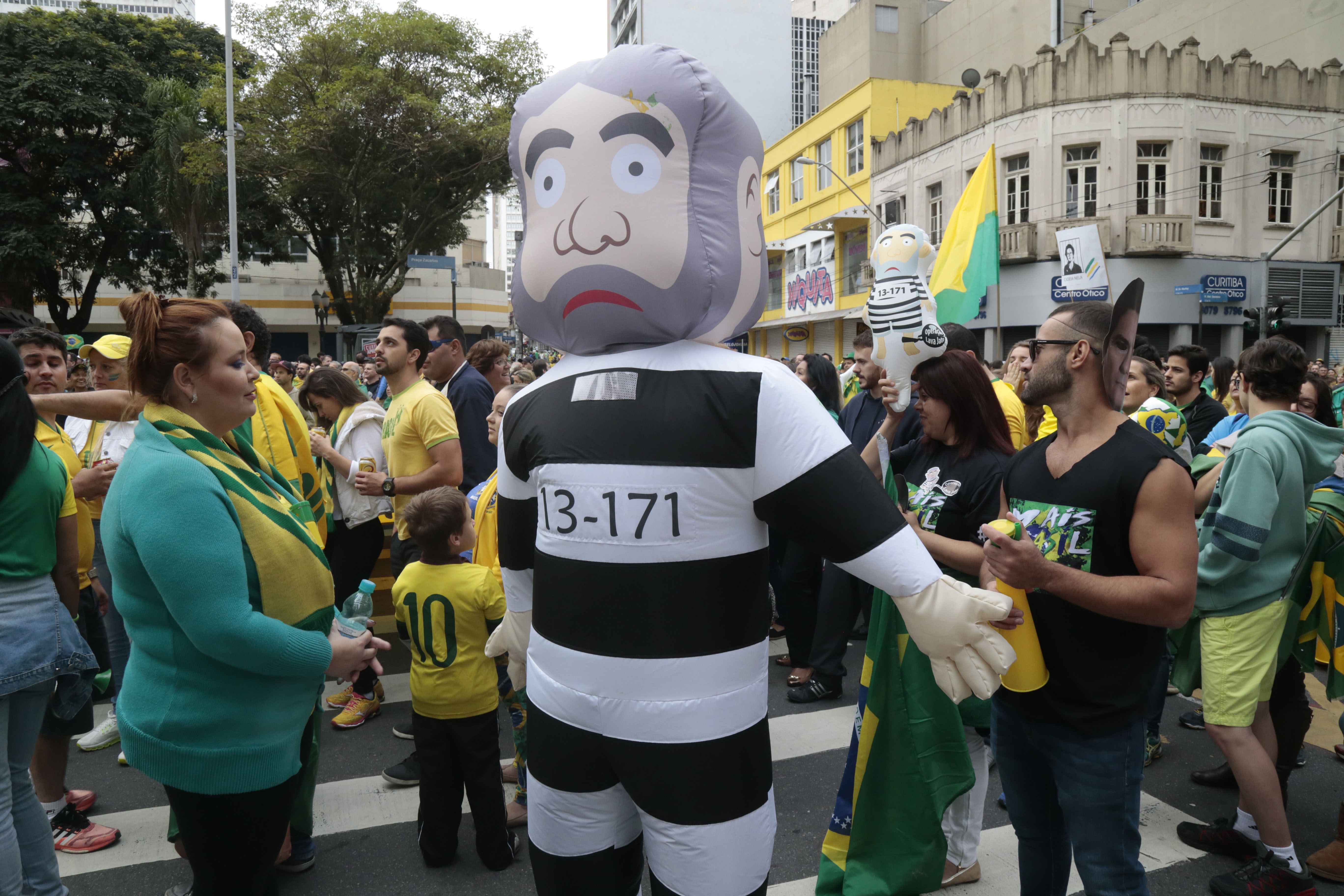 Boneco de Lula como presidiário na manifestação de domingo: aposta da oposição é que as ruas leve ao fim do governo. | Pedro Serapio/Gazeta do Povo