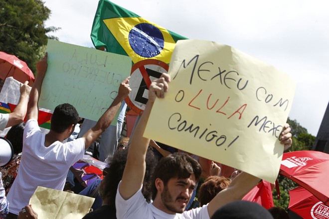 Manifestantes contra e a favor do ex-presidente Lula protestam na frente da sede da Polícia Federal em Curitiba. | Aniele Nascimento/Gazeta do Povo