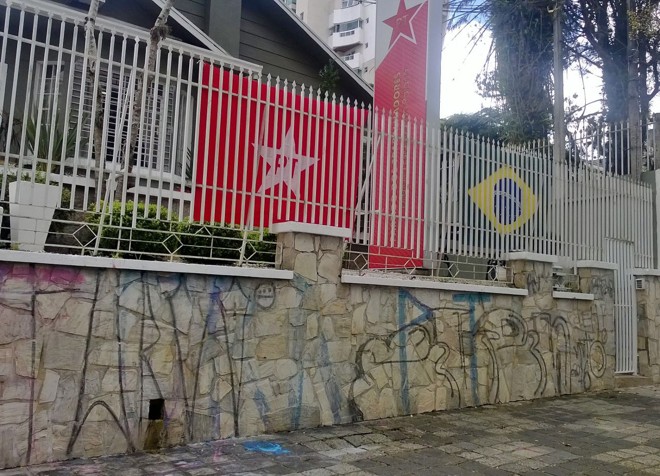 Fachada da sede do diretório do PT, em Curitiba, amanheceu pichada . Foto: | Aniele Nascimento/Gazeta