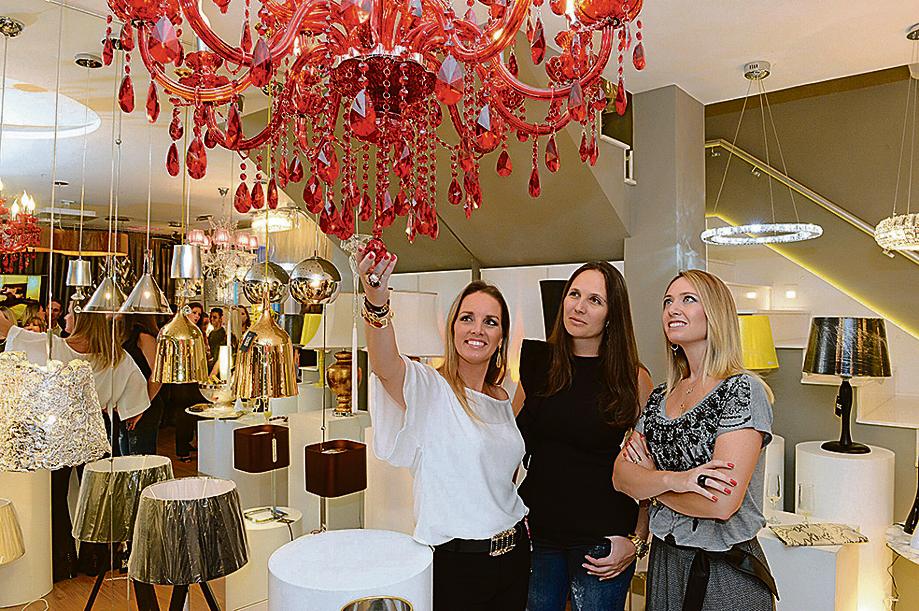 A designer de iluminação e anfitriã Vanessa Giacometti (de branco) com as irmãs e arquitetas Clarice Volpi Cassilha e Simone Volpi Zoller no coquetel de inauguração da Spot Lighting Iluminação, na noite de quarta-feira, no Cabral. | Gerson Lima