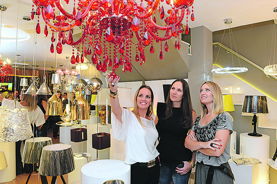 A designer de iluminação e anfitriã Vanessa Giacometti (de branco) com as irmãs e arquitetas Clarice Volpi Cassilha e Simone Volpi Zoller no coquetel de inauguração da Spot Lighting Iluminação, na noite de quarta-feira, no Cabral. | Gerson Lima